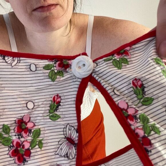 VTG 40s / 50s Hand Sewn Cherry Blossom and Butterfly Front Pocket Wrap Cobbler A - Picture 4 of 7